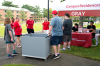 Dr. McInnis Helps Student Move In DOrm